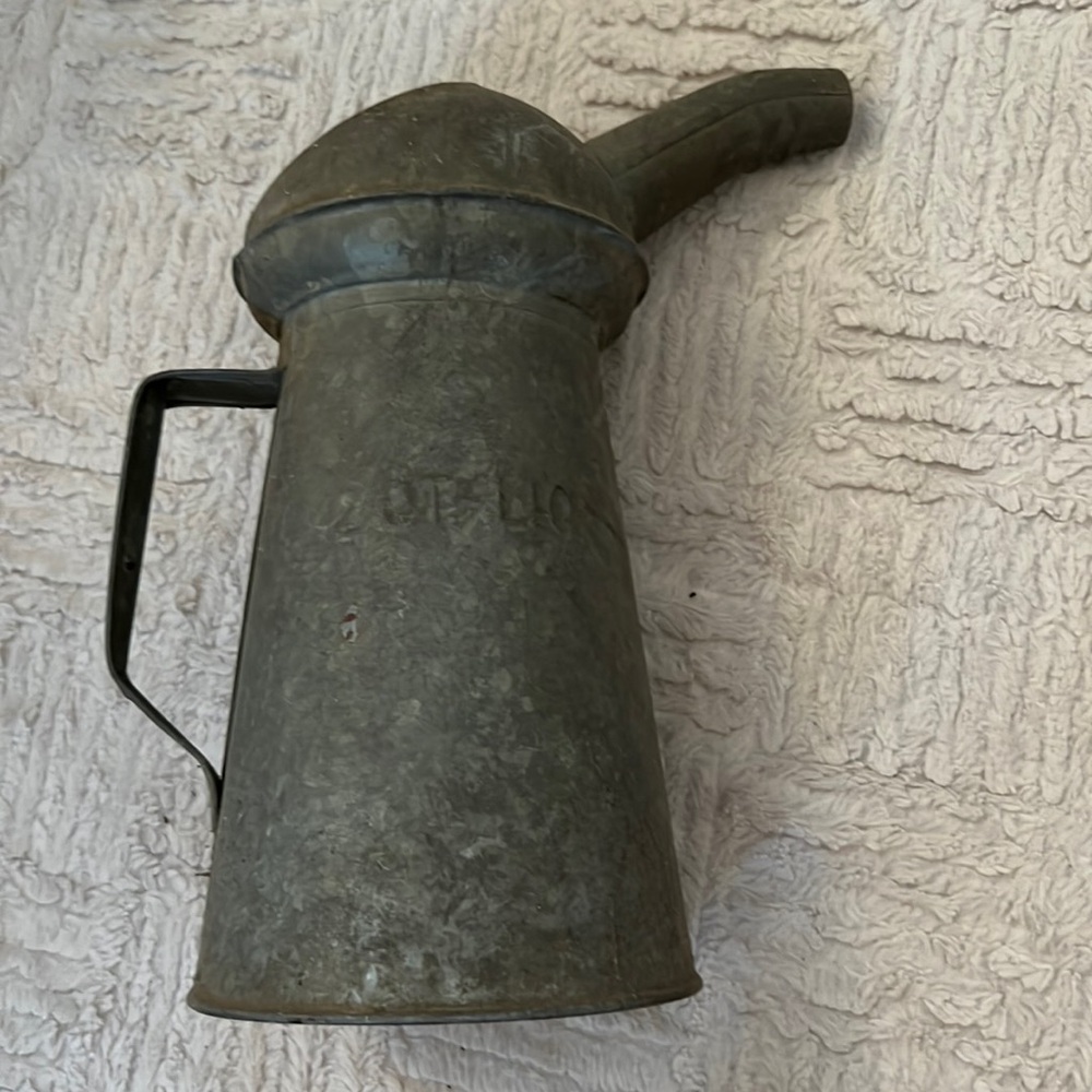 Vintage 2 Qt oil can C-2 with handle and spout